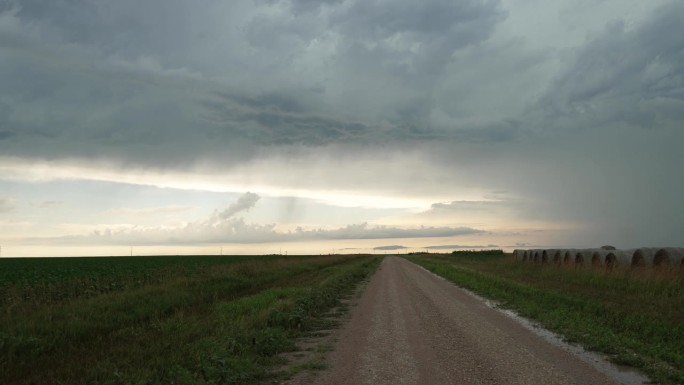 远处的雨在农田土路的暴风雨云