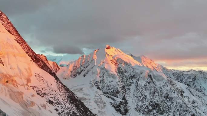 航拍贡嘎山区多戈隆巴雪山日照金山风光