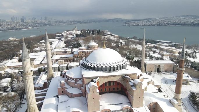 圣索菲亚清真寺(Ayasofya Cami)在冬季无人机视频，苏丹艾哈迈德广场法提赫，伊斯坦布尔土耳