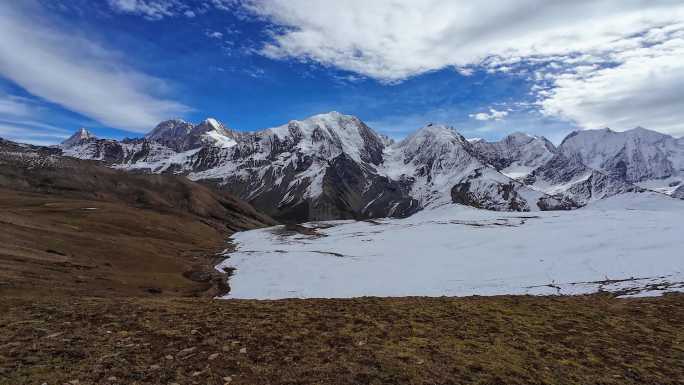 川西横断山脉勒多曼因雪山群山风光