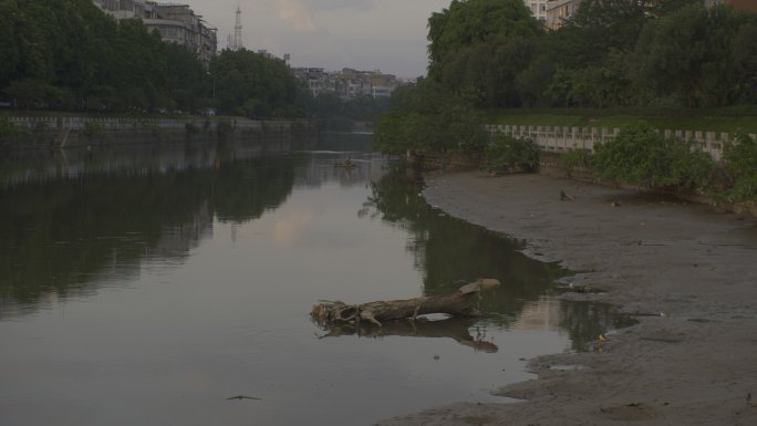 城市里干枯的河流