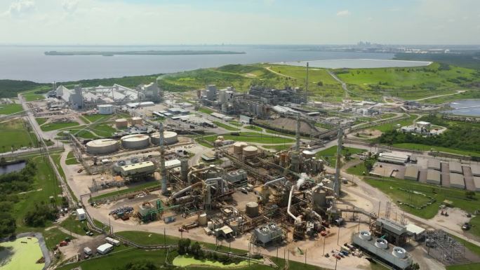 磷酸盐处理和加工工厂鸟瞰图。佛罗里达州坦帕市的马赛克河景工厂。化工生产磷酸的工业设施