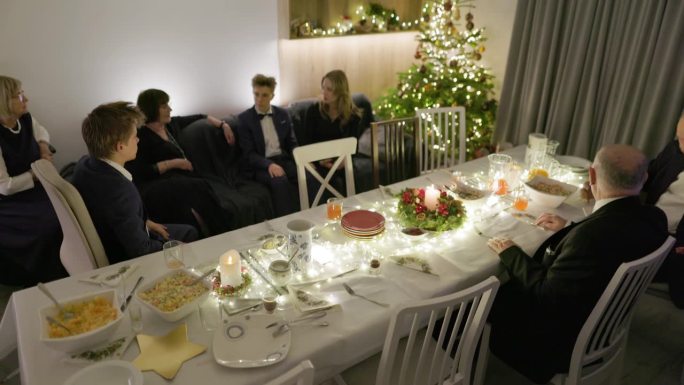 多代同堂的家庭聚在一起吃传统的平安夜晚餐