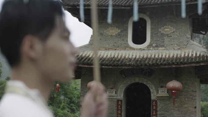 下雨撑伞古风古建筑景区汉服武侠油纸伞