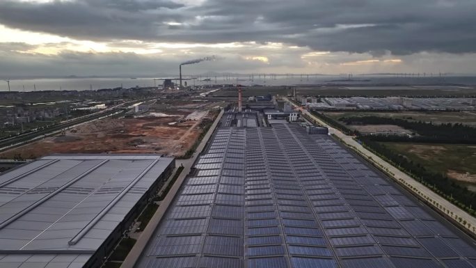 上午工厂屋顶太阳能农场的鸟瞰图
