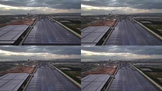 上午工厂屋顶太阳能农场的鸟瞰图