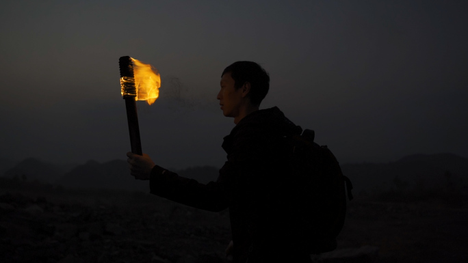 举着火把 登山者 火把 火苗燃烧