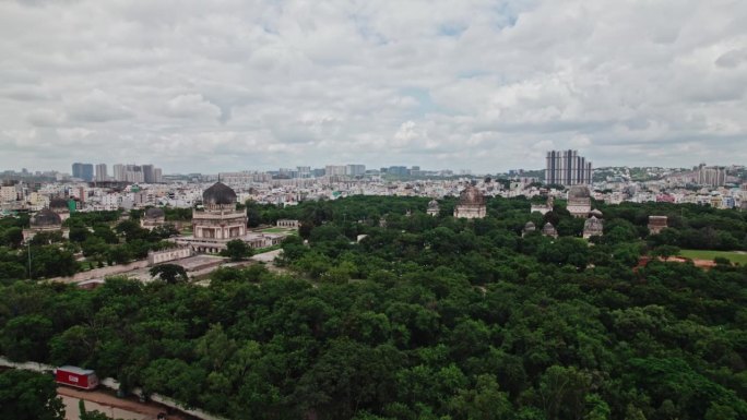 Qutub Shahi古墓与海得拉巴城市建筑和云的背景推在一个无人机拍摄4k