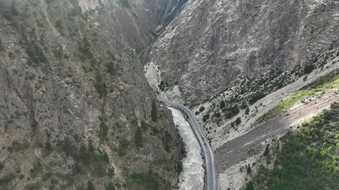 川藏线与帕隆藏布穿行在峡谷中