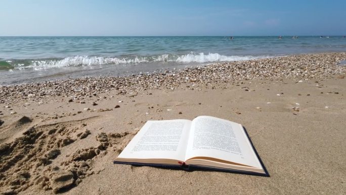 海滨经典:在海边打开的复古书