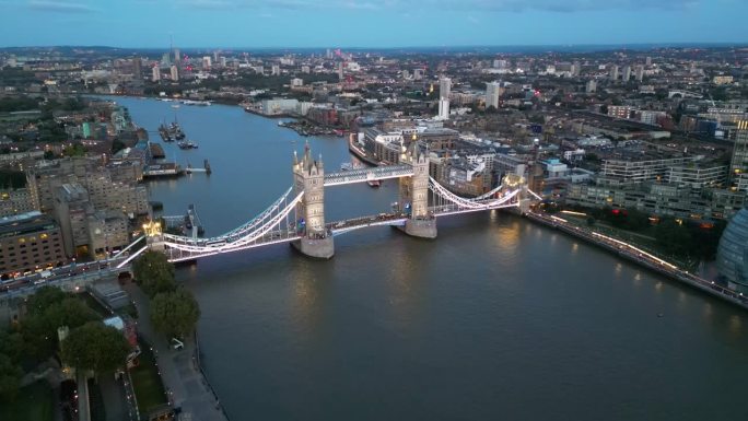 英国伦敦塔桥的夜景鸟瞰