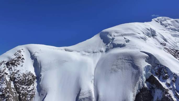 航拍四川甘孜横断山脉勒多曼因雪山冰川风光