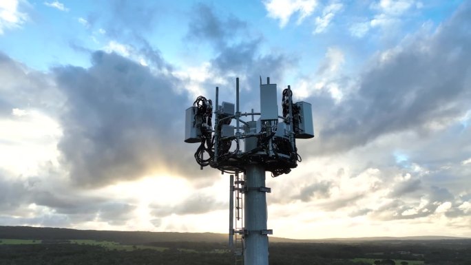 无线互联网接入塔对天空与蜂窝天线-空中无人机视频