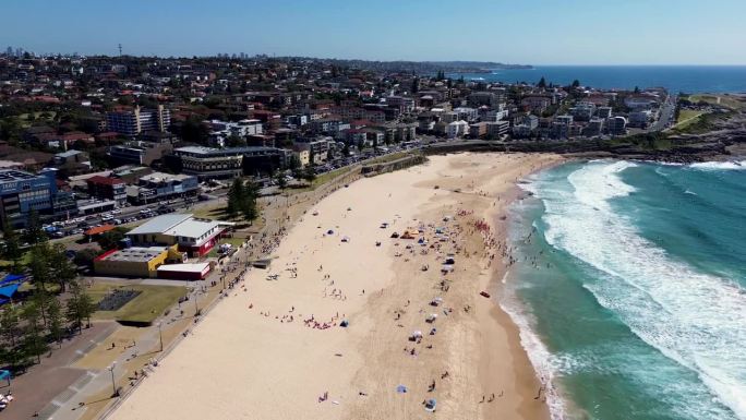 无人机航拍景观繁忙的Maroubra海滩兰德威克库吉海洋假期阳光周末新南威尔士州悉尼市旅游旅游澳大利