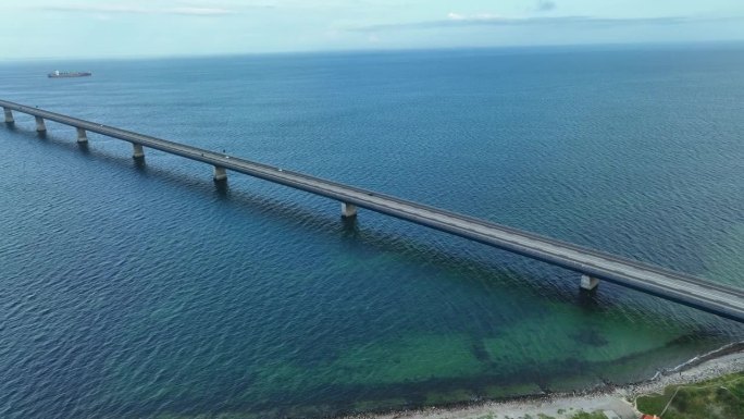 横跨丹麦富南和西兰海峡的大带桥——令人惊叹的空中跟踪汽车在桥的入口，揭示了桥梁的全景