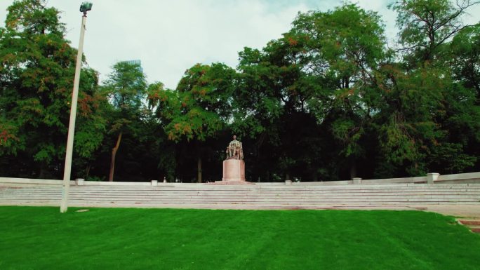 伊利诺伊州芝加哥市中心的亚伯拉罕·林肯纪念碑。格兰特公园被树木环绕。轨道电影天线。低角度，前面有草。