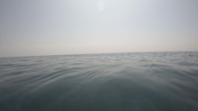 游泳池透明碧水表面，蓝天白云，4K动态场景