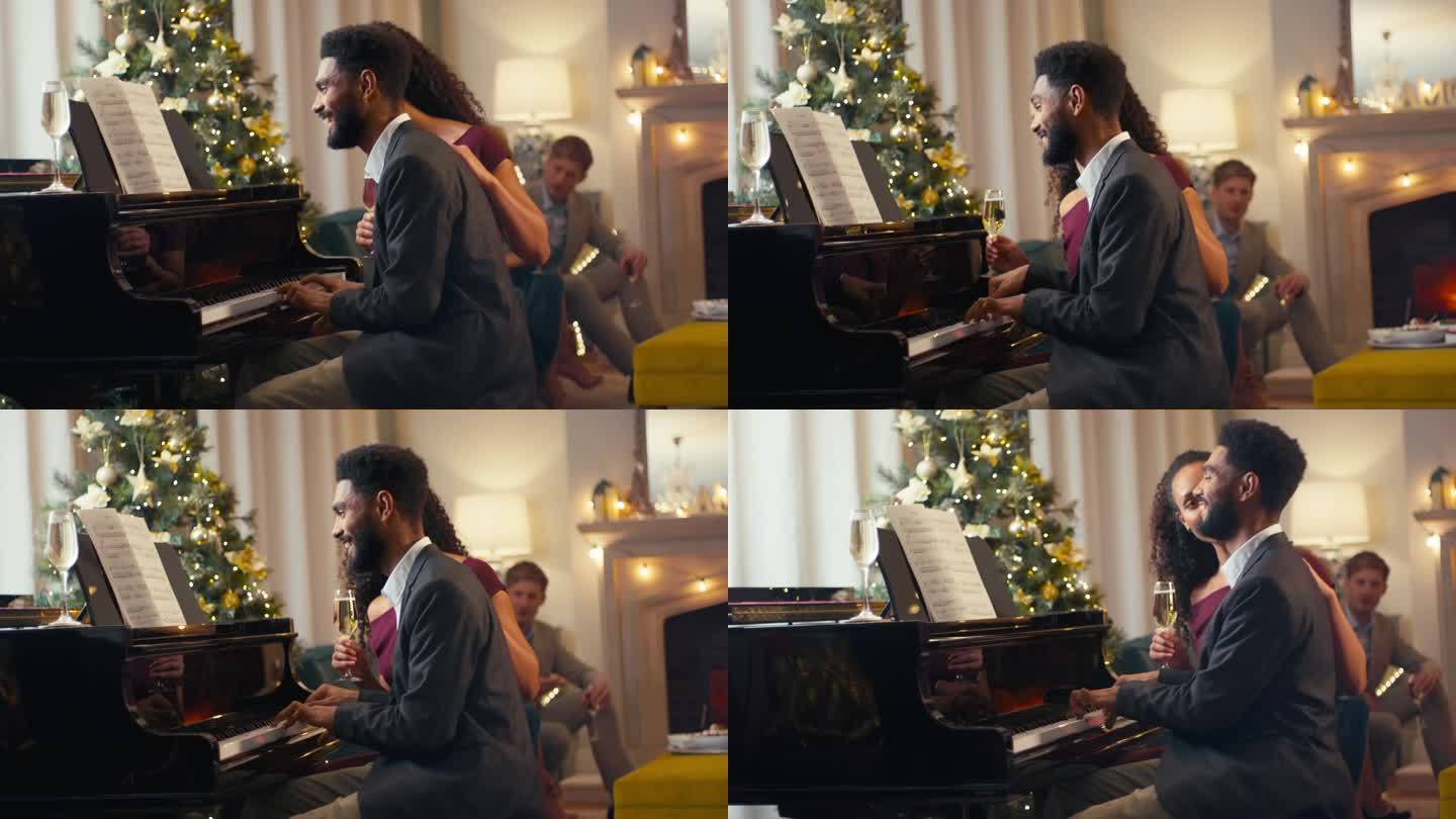 夫妇围坐钢琴边唱边弹，一起庆祝圣诞或新年