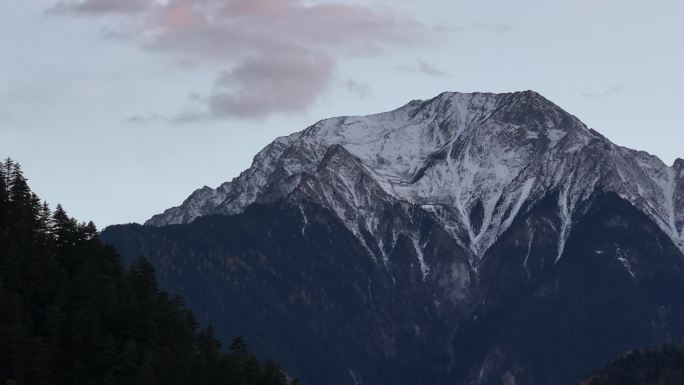 航拍四川九寨沟树海子雪山倒影风景空镜