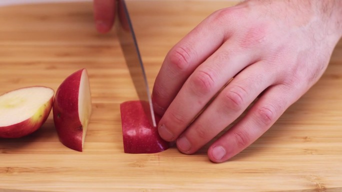 一个红苹果被切成块的特写