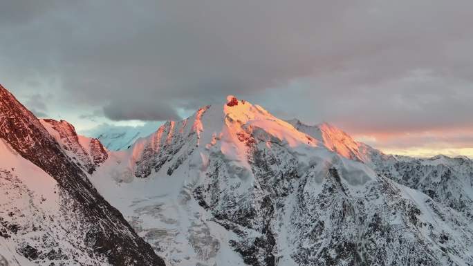 航拍贡嘎山区多戈隆巴雪山日照金山风光