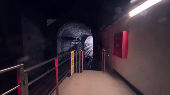 重庆地铁在隧道中行驶4K