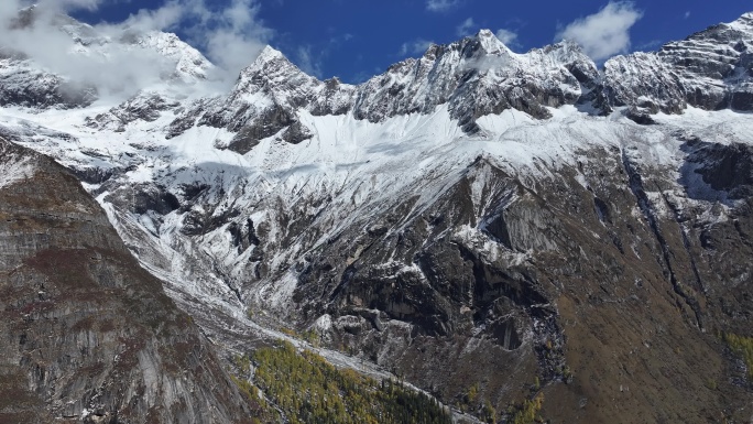 壮丽巍峨雪山航拍