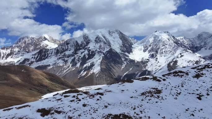 航拍四川甘孜贡嘎山区勒多曼因雪山群峰风光