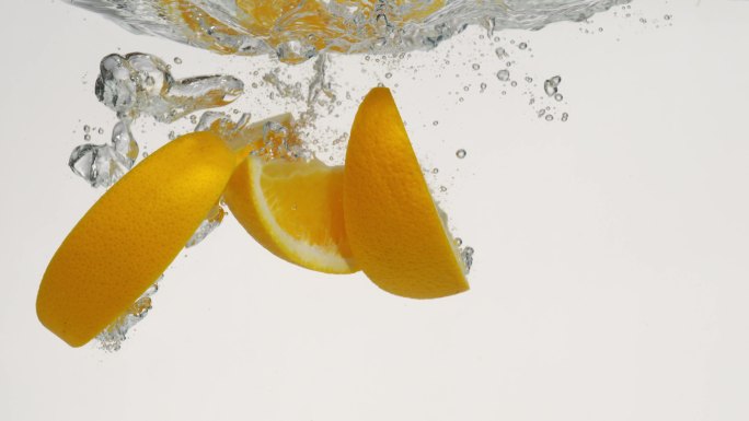 橙子切角落入水中慢镜头合集