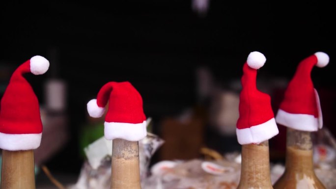节日主题的帽子装饰圣诞酒-近距离