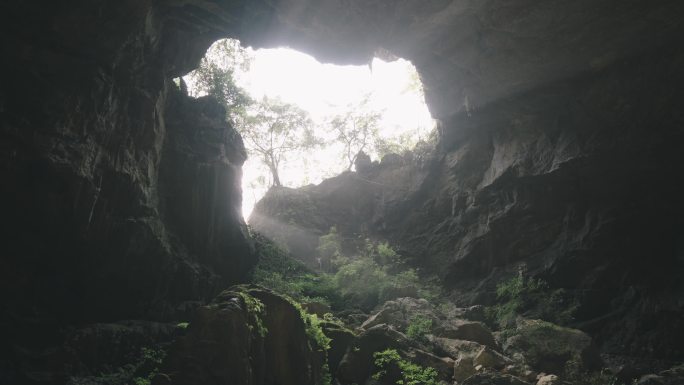 太阳光射入喀斯特洞穴广西河池都安八仙洞