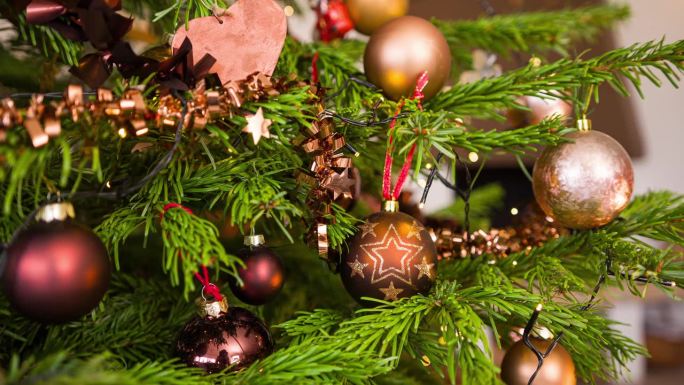 装饰精美的圣诞树挂饰快乐装点