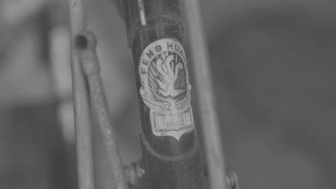 老品牌自行车车标特写黑白胶片镜头