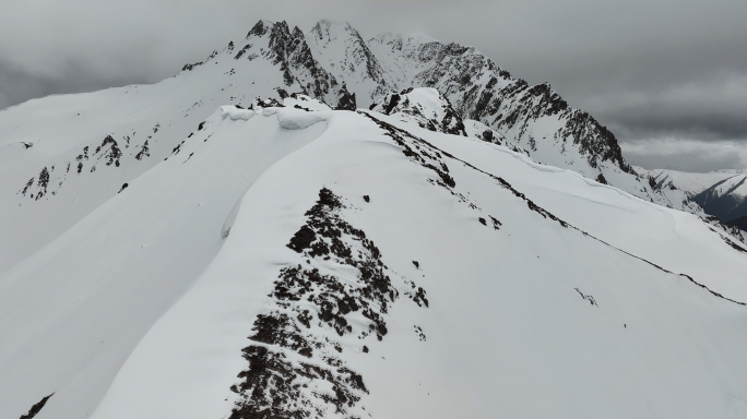 西藏察隅丙察察上的雪山