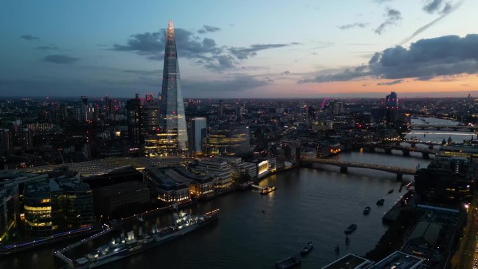 英国伦敦，碎片大厦和泰晤士河的夜景航拍