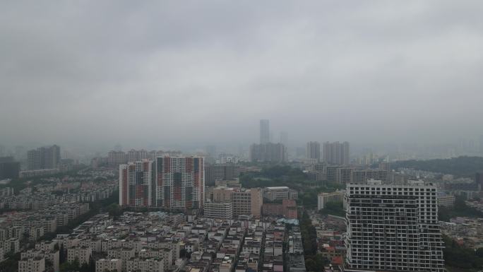 下雨天城市能见度 云雾  广东中山