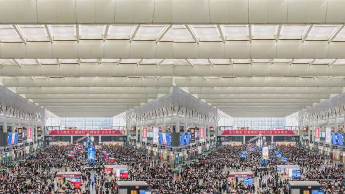 京沪高铁上海虹桥站候车室流动的人群