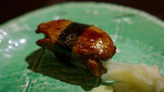 鹅肝寿司是日本和法国料理的奢华融合。丰富的黄油鹅肝精致地点缀在醋米饭上，创造出和谐的质地和味道