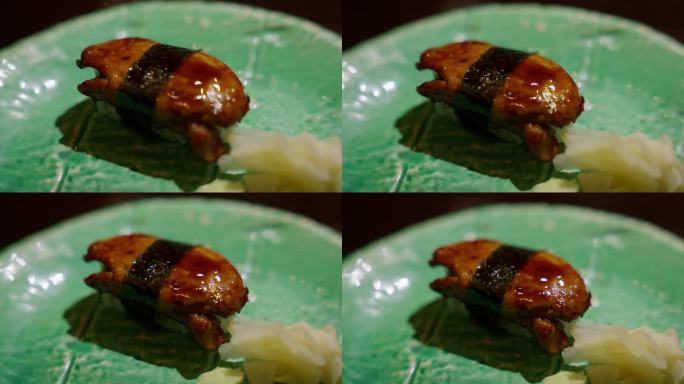 鹅肝寿司是日本和法国料理的奢华融合。丰富的黄油鹅肝精致地点缀在醋米饭上，创造出和谐的质地和味道