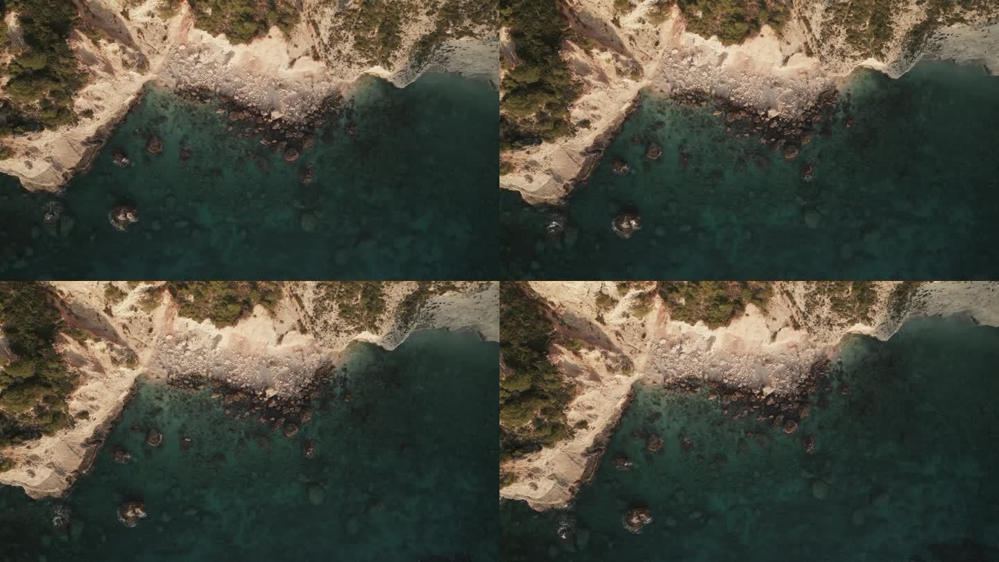 空中无人机拍摄的扎金索斯岛北部蓝色洞穴的标志性地质现象，有着深蓝色的岩石海景
