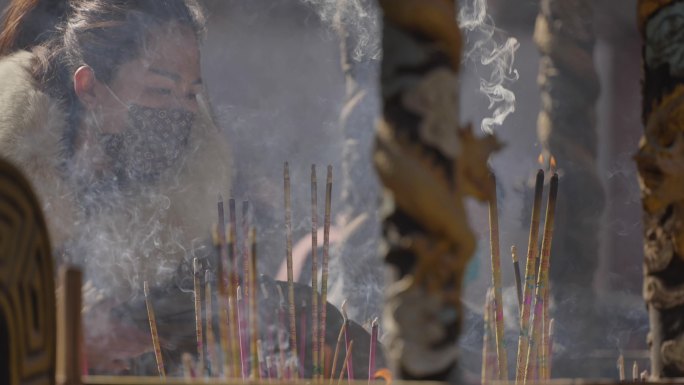 寺庙里正在上香的女人