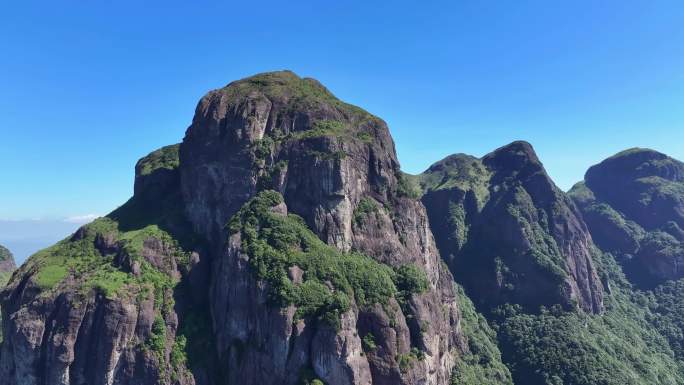 航拍福建漳州平和灵通山灵通岩风光