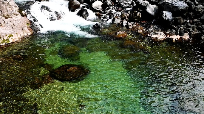 绿水青山山间流水实拍素材