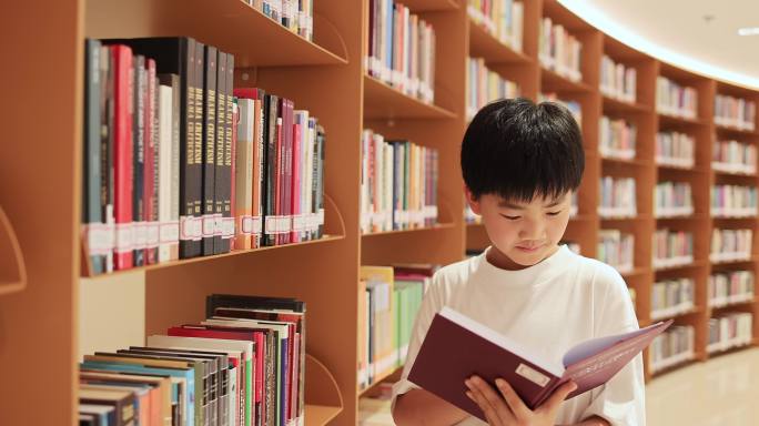 中国小男孩在图书馆看书阅读