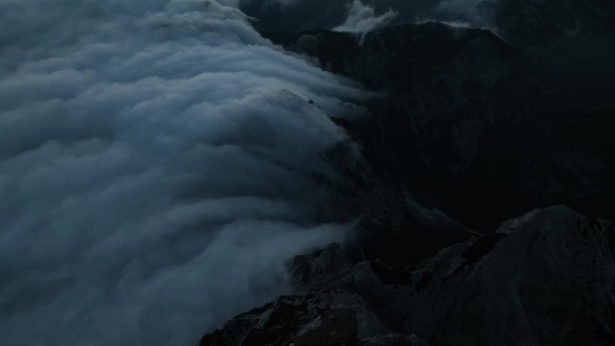 空中航拍的早晨云在剃刀山，克拉尼斯卡戈拉，朱利安阿尔卑斯山，斯洛文尼亚