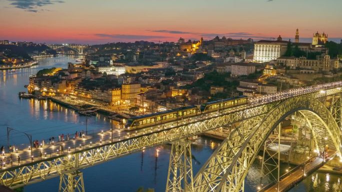 用HDR 4K拍摄波尔图老城和路易一世桥的城市灯光。葡萄牙波尔图的日落晚景