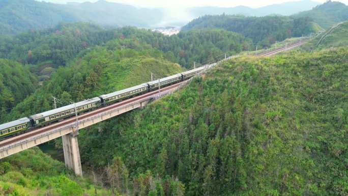 绿皮火车穿越桥梁山林