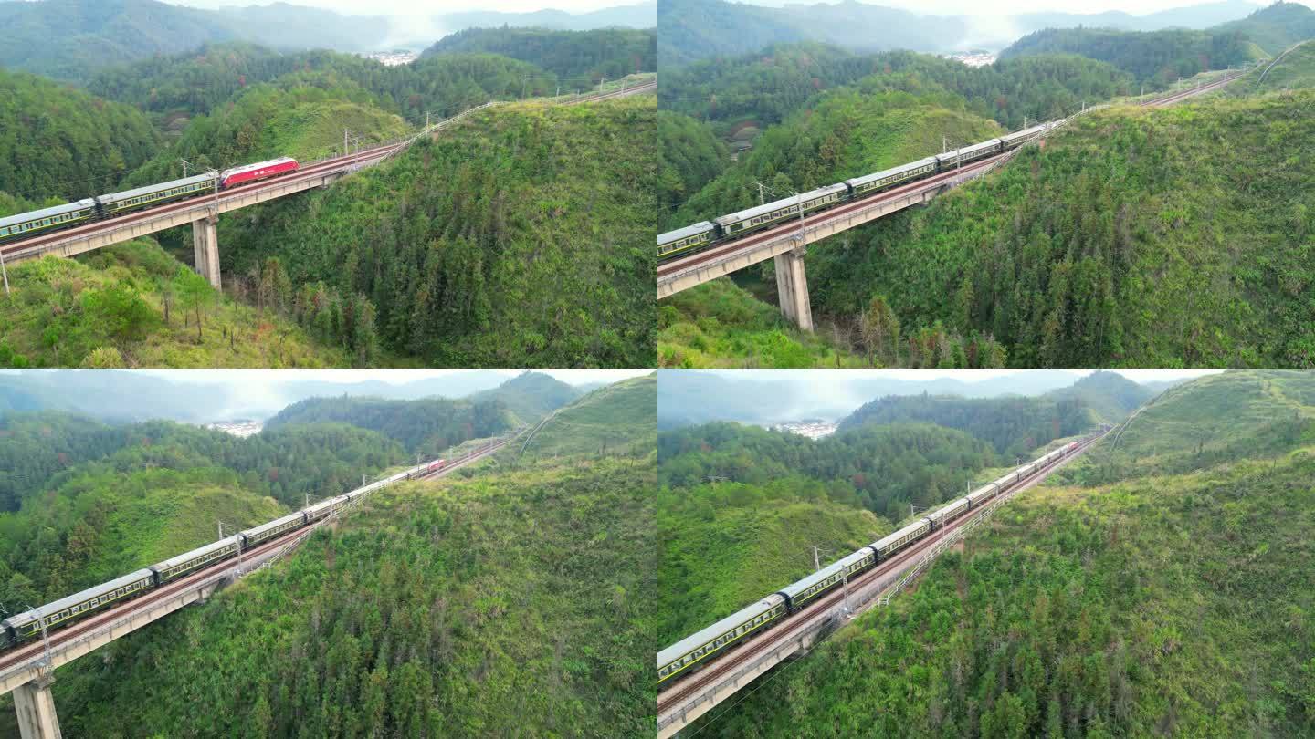 绿皮火车穿越桥梁山林