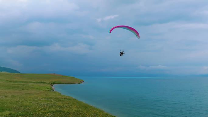 新疆-赛里木湖-牧马-滑翔伞
