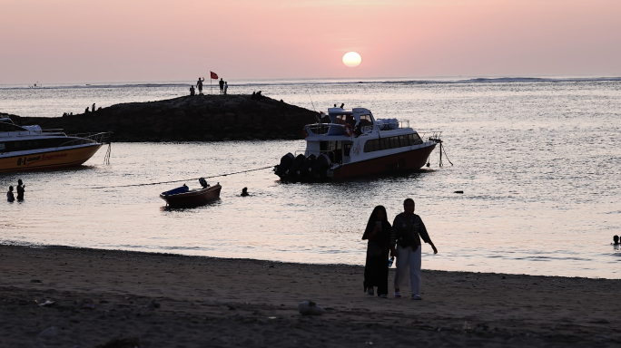 巴厘岛机场旁的海边浴场